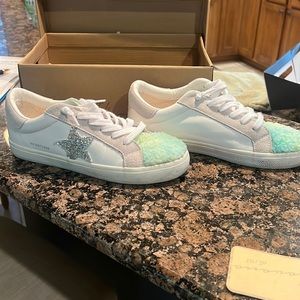 Women’s vintage Havana sneakers. Size 8